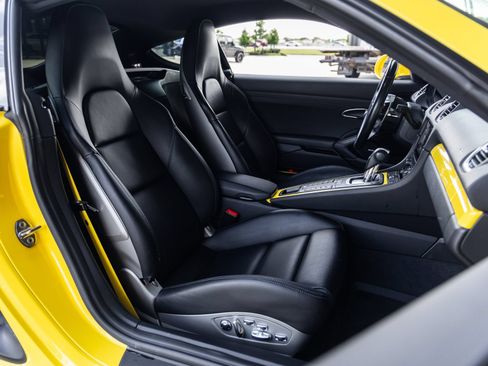 Certified 2019 Porsche 718 Cayman RWD image 37