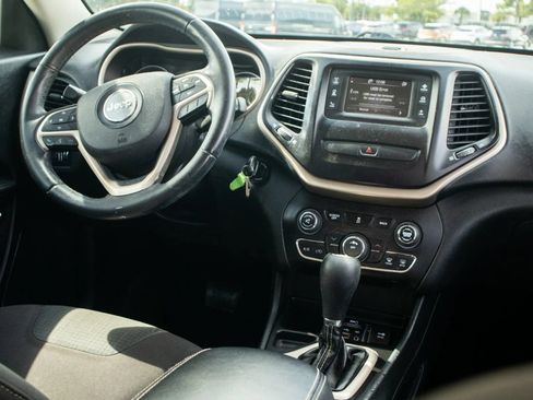 Used 2016 Jeep Cherokee Latitude FWD image 26