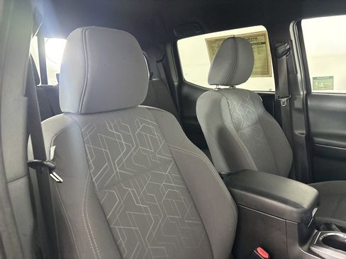 Used 2016 Toyota Tacoma TRD Sport image 28