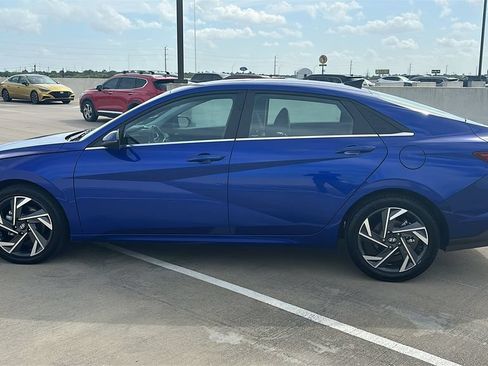 Used 2025 Hyundai Elantra Limited FWD image 10