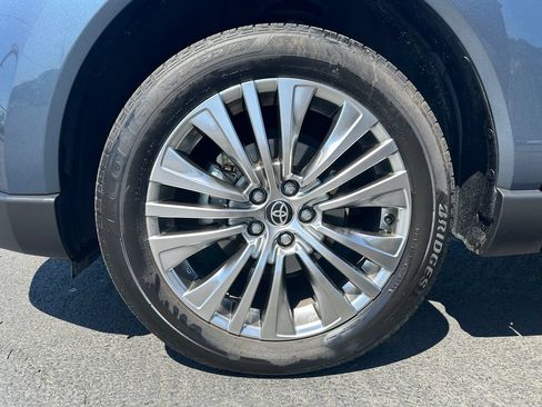 Certified 2023 Toyota Venza XLE AWD/4WD image 13