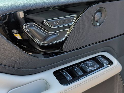 Used 2025 Lincoln Aviator AWD w/ Jet Appearance Package image 15