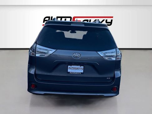 Used 2020 Toyota Sienna SE w/ Carpet Mat Package FWD image 6