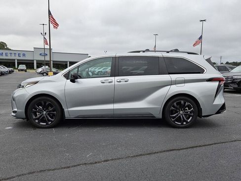 Used 2022 Toyota Sienna XSE image 4