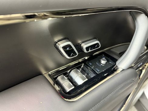 Used 2024 Land Rover Range Rover SV image 13