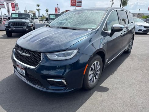 Used 2023 Chrysler Pacifica Limited FWD image 1