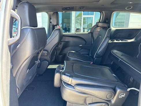 Used 2026 Chrysler Pacifica Limited image 11