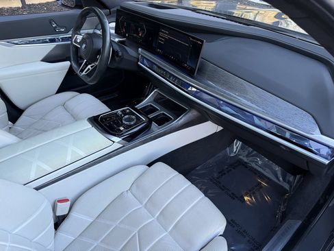 Used 2023 BMW 760i xDrive w/ Executive Package image 31