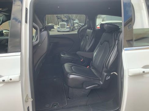 Used 2025 Chrysler Pacifica Select image 15