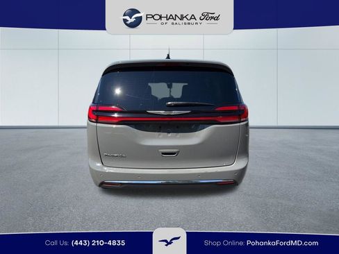 Used 2025 Chrysler Pacifica Select FWD image 6
