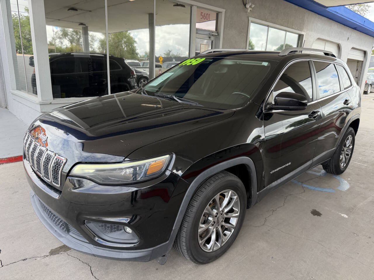 Used 2019 Jeep Cherokee Latitude Plus w/ Comfort/Convenience Group FWD image 3