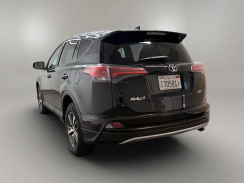 Used 2018 Toyota RAV4 XLE w/ Carpet Mat Package FWD image 7