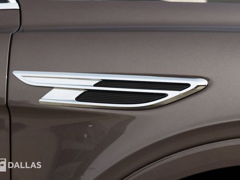 Used 2024 Bentley Bentayga Azure image 19
