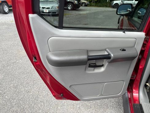 Used 2003 Ford Explorer Sport Trac XLT image 32