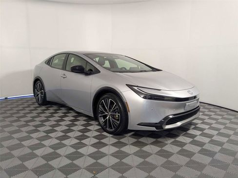 Used 2023 Toyota Prius XLE FWD image 4