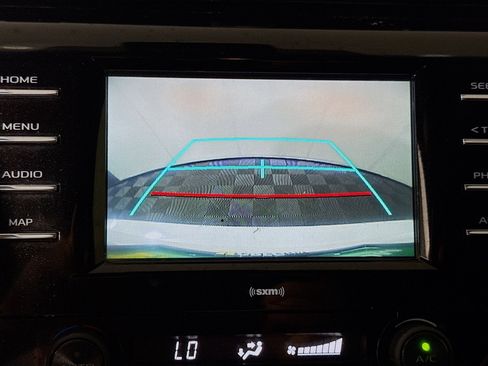 Used 2020 Toyota Camry SE image 19