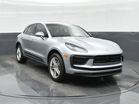 Certified 2022 Porsche Macan AWD/4WD image 11