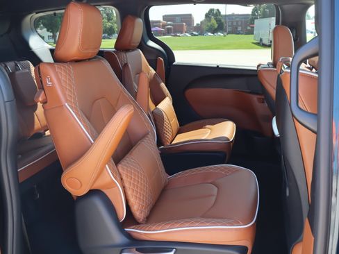 Used 2025 Chrysler Pacifica Pinnacle FWD image 13