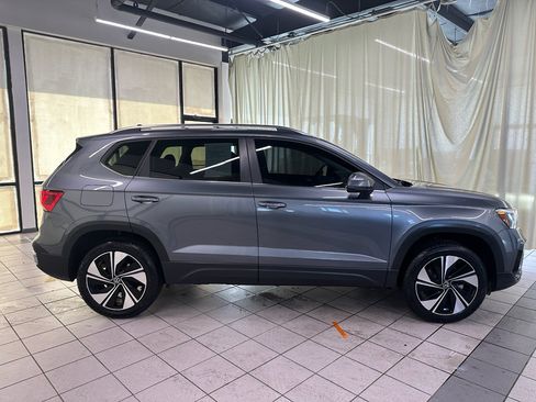 Used 2024 Volkswagen Taos SE AWD/4WD image 3