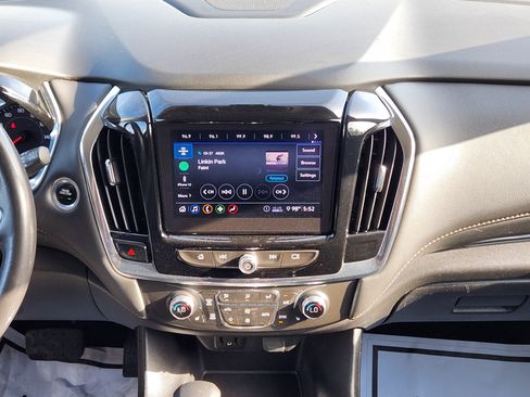 Used 2021 Chevrolet Traverse LT FWD image 19