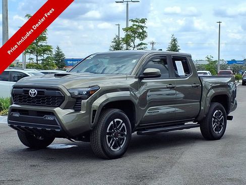 Used 2025 Toyota Tacoma TRD Sport AWD/4WD image 3
