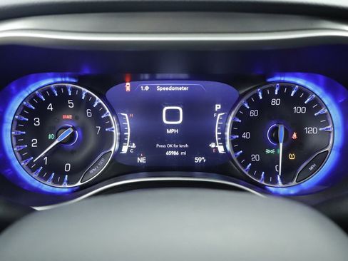 Certified 2023 Chrysler Pacifica Touring-L FWD image 28