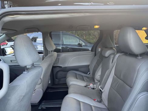 Used 2020 Toyota Sienna L image 11