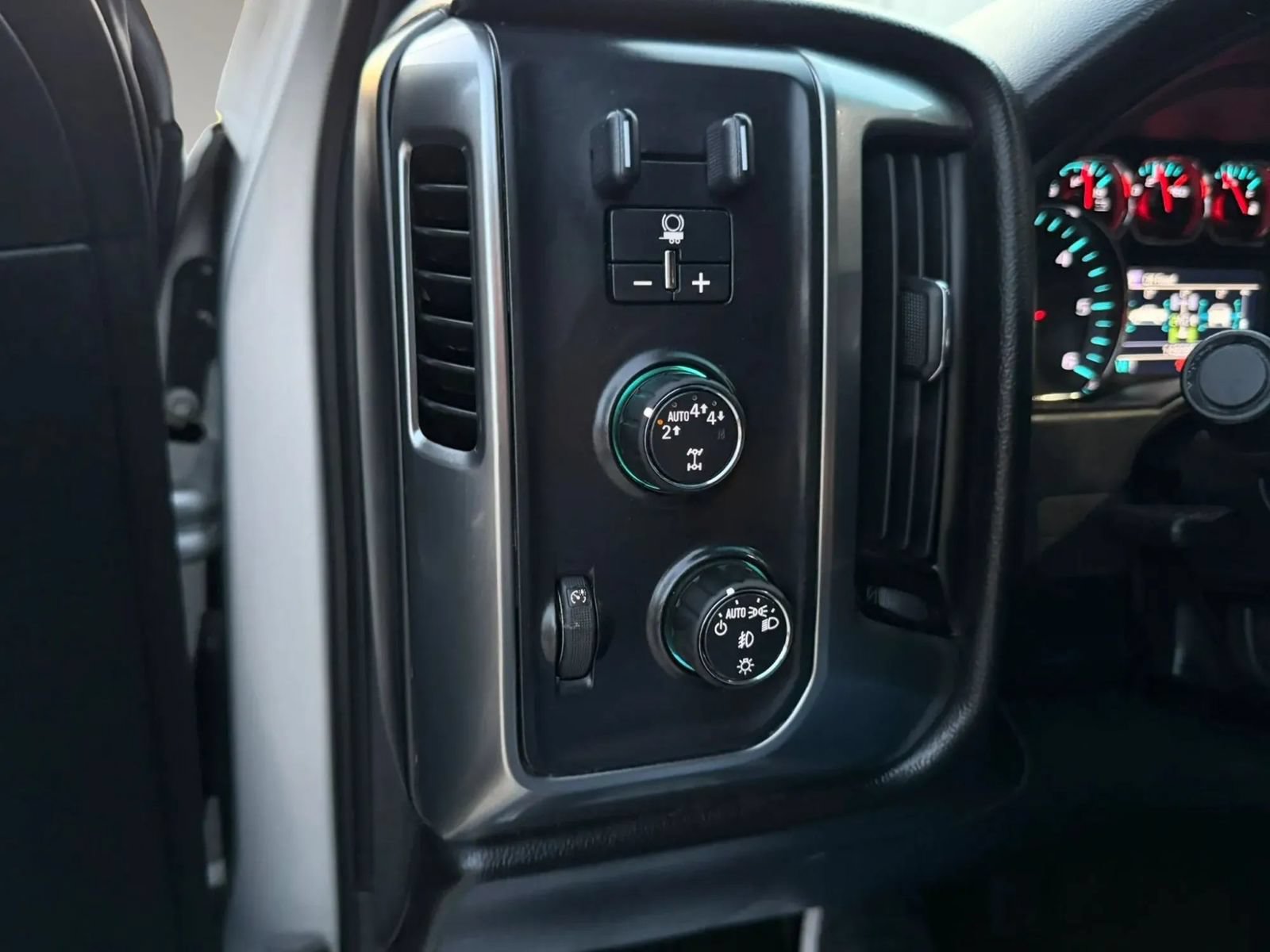 Used 2017 Chevrolet Silverado 1500 LT w/ All Star Edition AWD/4WD image 28