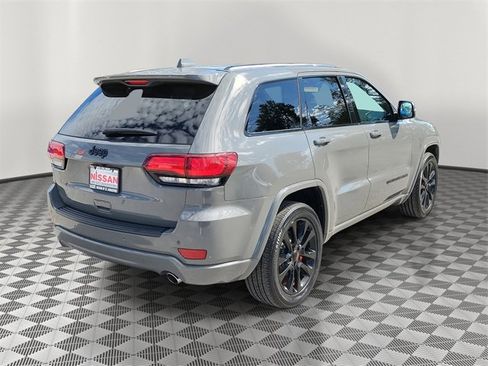 Used 2019 Jeep Grand Cherokee Altitude image 2