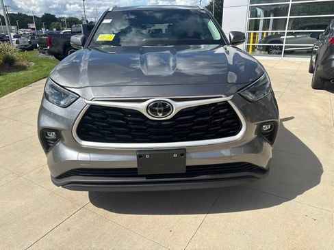Used 2026 Toyota Highlander XLE AWD/4WD image 2