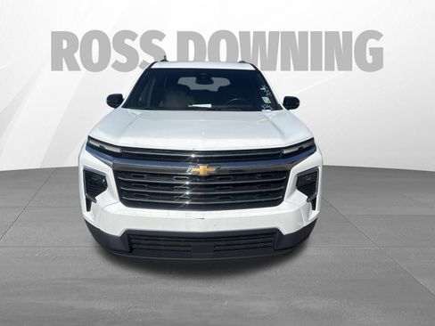 Used 2025 Chevrolet Traverse LT FWD image 2