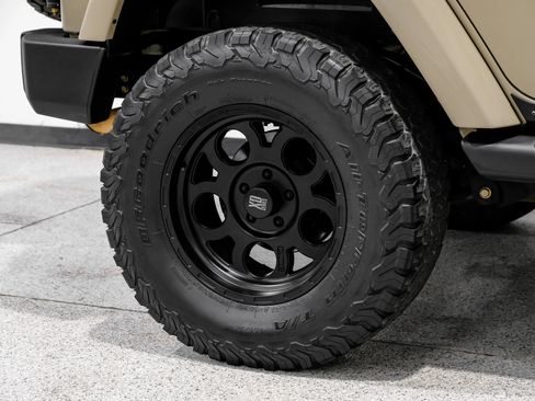 Used 2017 Jeep Wrangler Unlimited Sahara w/ Connectivity Group AWD/4WD image 54