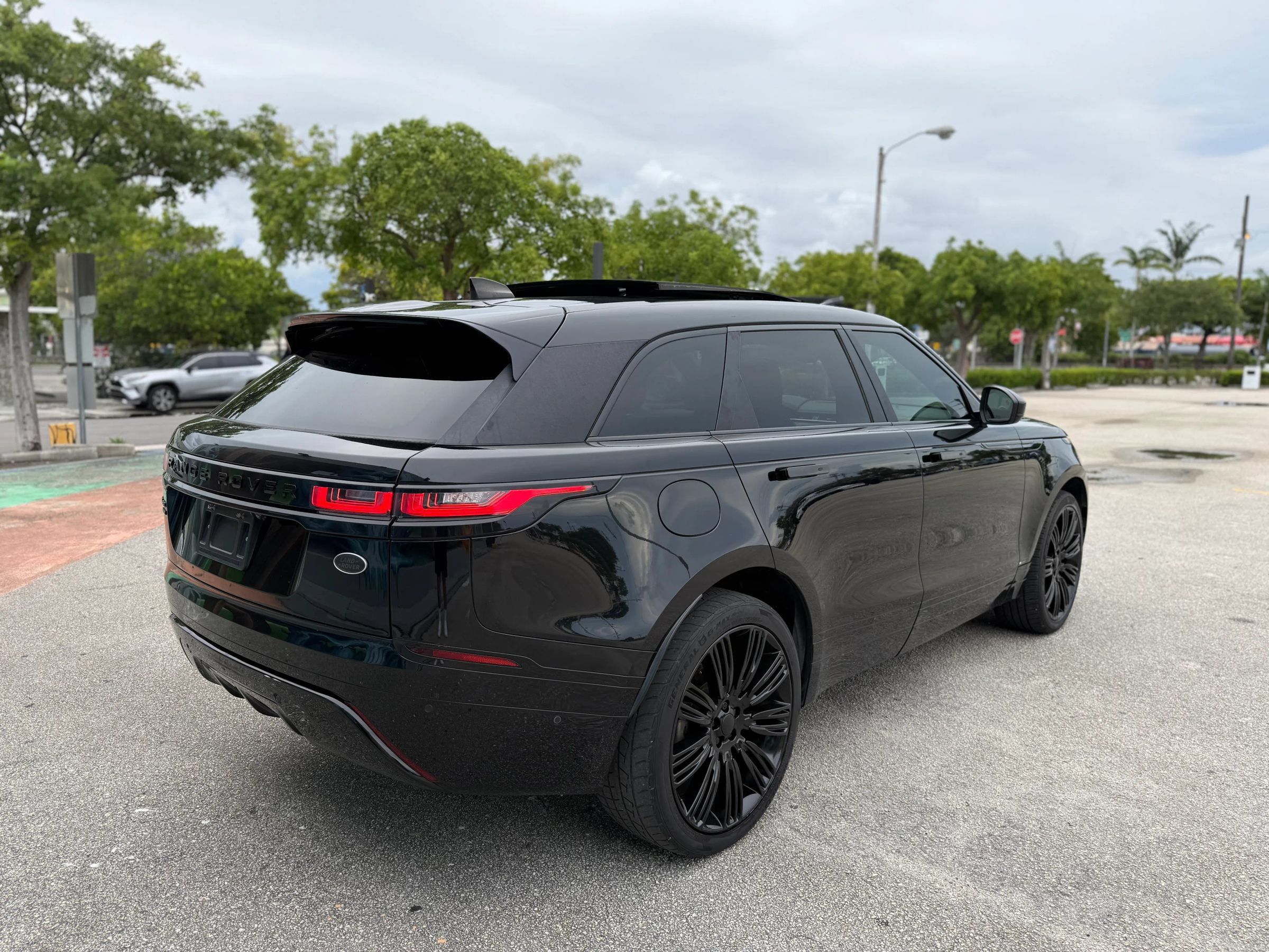 Used 2018 Land Rover Range Rover Velar R-Dynamic HSE AWD/4WD image 5