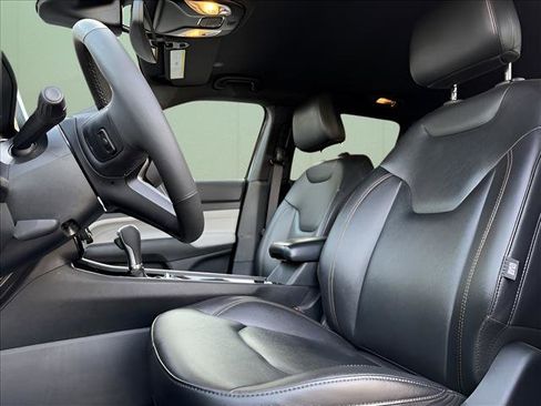 Used 2024 Jeep Compass Limited image 13