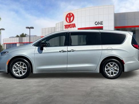 Used 2024 Chrysler Pacifica Touring-L FWD image 8