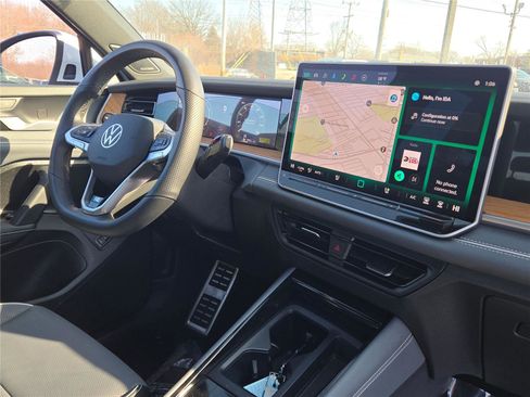 Used 2025 Volkswagen Tiguan SEL R-Line image 8