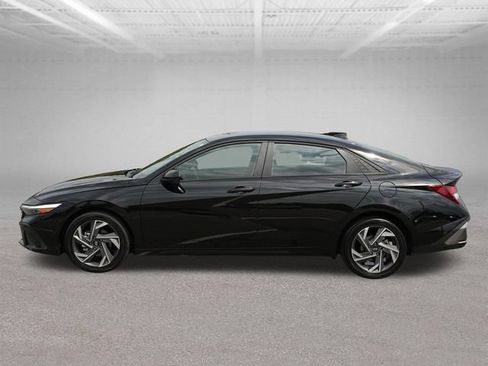 Used 2025 Hyundai Elantra Sport FWD image 4