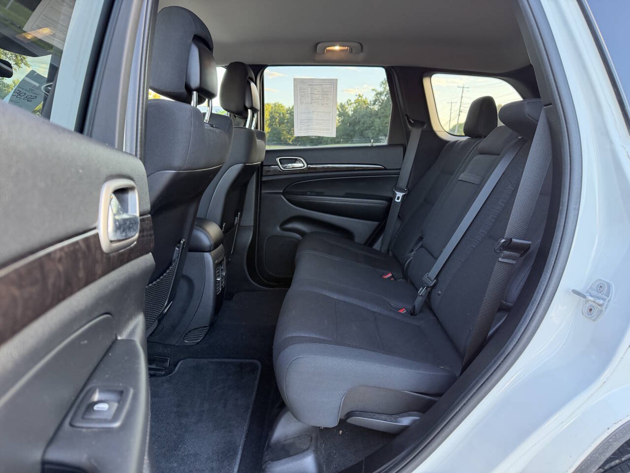 Used 2012 Jeep Grand Cherokee Laredo w/ Laredo E Group AWD/4WD image 14