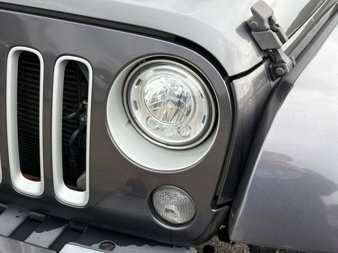 Used 2017 Jeep Wrangler Unlimited Sahara w/ Max Tow Package image 10