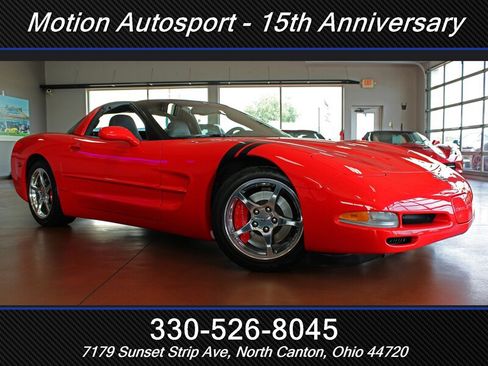 Used 2003 Chevrolet Corvette Coupe w/ Preferred Equipment Group RWD image 2