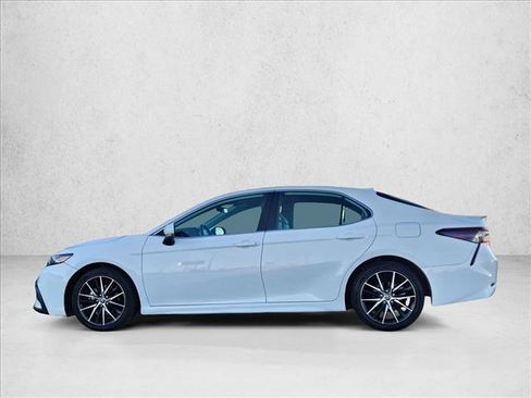 Used 2024 Toyota Camry SE image 9