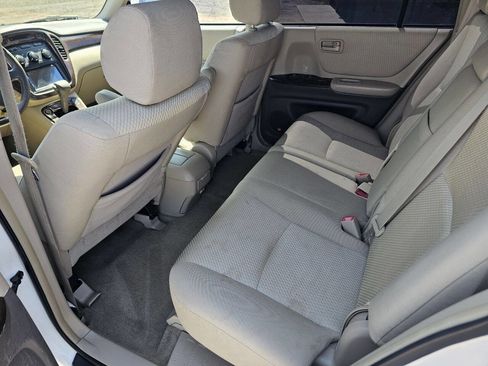 Used 2005 Toyota Highlander 2WD V6 w/ 3rd Row image 8