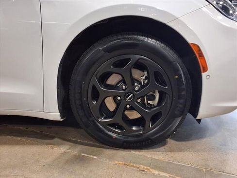 Used 2024 Chrysler Pacifica Select image 10