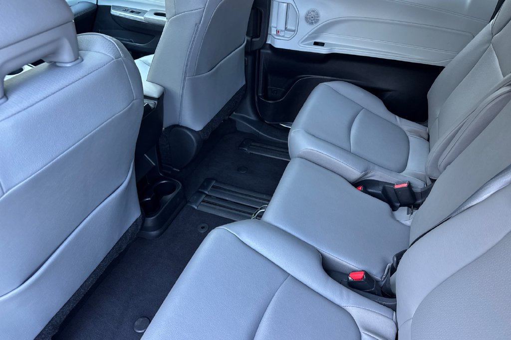 Certified 2025 Toyota Sienna XLE FWD image 11