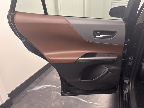 Used 2021 Toyota Venza Limited image 14