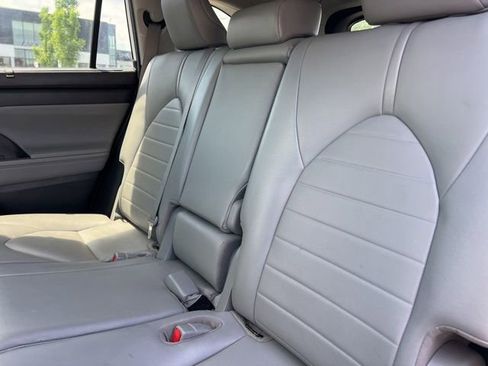 Used 2021 Toyota Highlander XLE FWD image 31