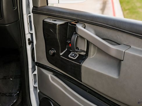 Used 2023 Chevrolet Express 2500 image 96