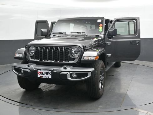 Used 2025 Jeep Gladiator Sport AWD/4WD image 46