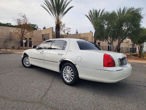 Used 2004 Lincoln Town Car Signature RWD image 7