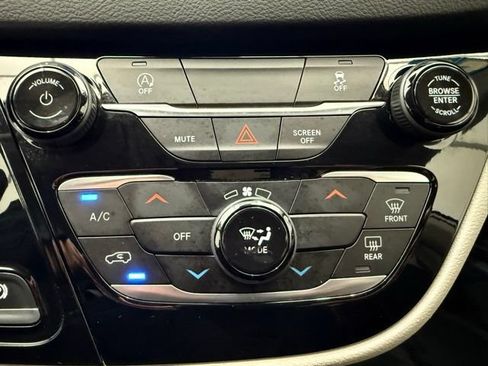 Used 2023 Chrysler Voyager LX FWD image 39